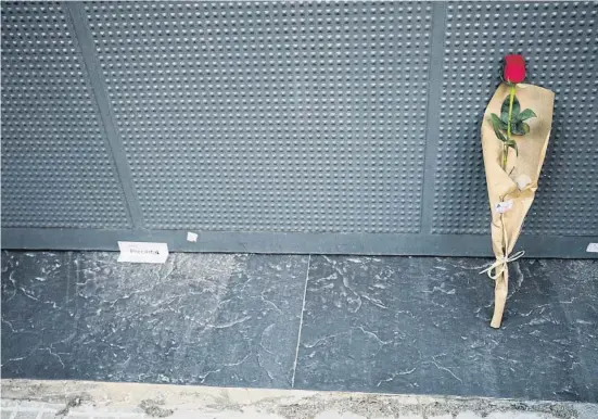  ?? Joan Mateu Parra / Shooting ?? Un rosa davant de l’habitatge on dimarts un home va assassinar la seva dona i els dos fills de vuit anys, ahir