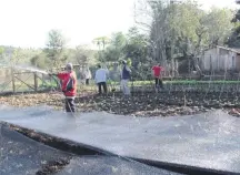  ??  ?? Los voluntario­s se encargan del cuidado de la huerta.