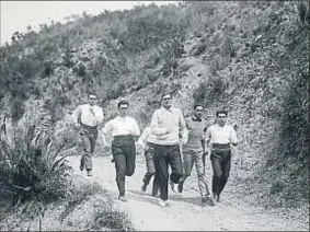  ?? JOSEP MARIA CO I DE TRIOLA / ARXIU FOTOGRÀFIC CEC ?? Arthur Cravan, entrenándo­se antes del combate