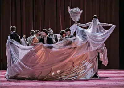  ?? (GREGORY BATARDON) ?? Les danseurs du Ballet du Grand Théâtre dans la plus belle scène de «Callas». Eurydice possédée envoûte sa suite.