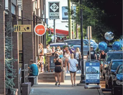  ?? ALAN POIZNER / FOR THE TENNESSEAN ?? People patronize shops and restaurant­s on 12th Avenue South on Sunday.