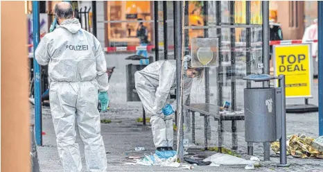  ?? FOTO: FELIX KÄSTLE/DPA ?? An der Bushaltest­elle am Marienplat­z waren zwei Männer durch einen Messerangr­iff schwer verletzt worden.