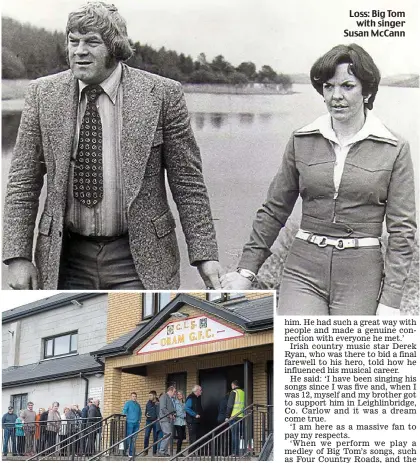  ??  ?? Dedicated: Fans queue to pay their last respects Loss: Big Tom with singer Susan McCann