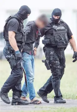  ??  ?? PEGAWAI polis unit khas mengiringi Ali Bashar, suspek bunuh remaja perempuan warga Jerman Susanna Maria Feldman, dari helikopter menuju ibu pejabat polis di Wiesbaden, barat Jerman, kelmarin. — Gambar AFP