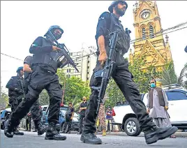  ?? AFP ?? ■
Police commandos patrol near the Pakistan Stock Exchange building in Karachi on Monday.