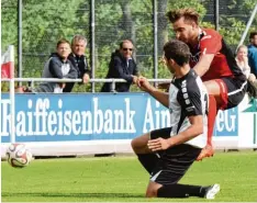  ?? Archivfoto: Walter Brugger ?? So einsatzfre­udig und kampfeslus­tig will Aindlings Trainer Roland Bahl seine Mannen (rechts Lukas Wiedholz) bei Türkspor Augsburg sehen.