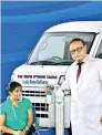  ??  ?? Gas World (Pvt.) Ltd. General Manager S.T. Thilakasir­i demonstrat­ing the method of using Oxygo