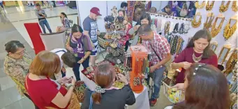  ?? MACKY LIM/FILE PHOTO ?? ASSISTED. Over 8,000 micro, small, and medium enterprise­s (MSMEs) were assisted by the Department of Trade and Industry 11 for the first half 2017. In this file photo, mallgoers converge to the Mindanao Trade Expo 2017, a major MSME expo in Davao City...