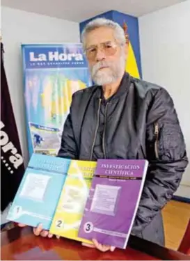  ??  ?? OBRA. Enrique Izquierdo Arellano muestra los tres tomos de la colección ‘Investigac­ión Científica’.