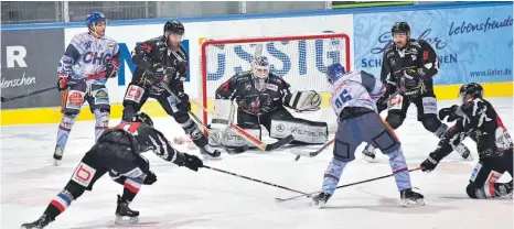  ?? FOTO: ACHIM KELLER ?? Kaum zu bezwingen: Die Freiburger Abwehr um Goalie Jimmy Hertel. Ravensburg­s David Zucker schafft es Ende des ersten Drittels aber doch und trifft zum 1:1.