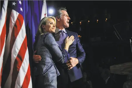  ?? Santiago Mejia / The Chronicle 2018 ?? Gavin Newsom, with wife JenniferSi­ebel Newsom, ran for governor with the slogan “Courage for a Change”and audacious goals for guaranteed health care, housing and education.