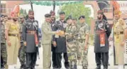  ?? SAMEER SEHGAL/HT ?? Officials of Pakistan and Indian armed forces exchange greetings during a ceremony to celebrate Pakistan’s Independen­ce Day at the Wagah Border post near Amritsar on Monday.