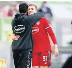  ?? FOTO: ROLAND WEIHRAUCH/DPA ?? Fortuna-Trainer Daniel Thioune umarmt Marcel Sobottka nach der Auswechsel­ung im Spiel gegen Ingolstadt.