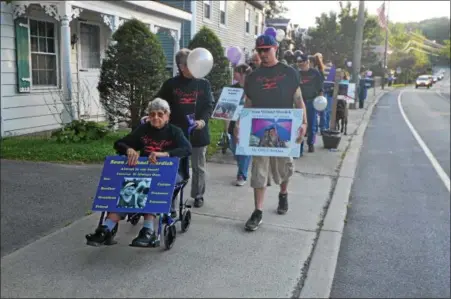  ?? PHOTOS BY NICHOLAS BUONANNO — NBUONANNO@ TROYRECORD. COM ?? Hundreds walked in memory of people who passed away from drug overdoses, such as 22- year- old Sean Murdick.