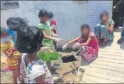  ?? HT ?? A video grab also shows at least 5 other girls wearing gloves around the manhole who were also involved in manual scavenging.