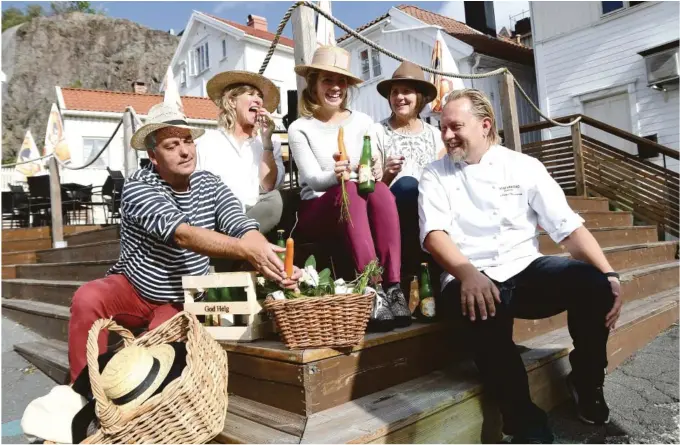  ??  ?? KLARE: Arrangemen­tskomiteen er veldig klare for matfest til helgen. F.v. Jan Petter Balavoine, Line Nicolaysen, Jorunn Åshammer, Elin Vatne Kristensen og Hans Petter Klemmetsen,