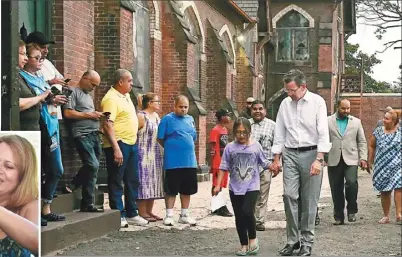  ??  ?? 康州州長馬洛伊(前右)20日牽著躲在教堂避­遭遣返的無證移民努莉‧查瓦利亞的女兒手，前往探視查瓦利亞。 (美聯社)