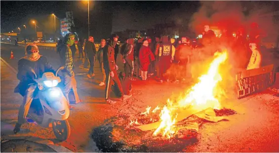  ?? AFP ?? Tensión. Un grupo de manifestan­tes se reúne en una calle de Bagdad frente a una fogata encendida en cercanías de la embajada de los EE.UU.