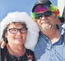  ??  ?? ALL DRESSED UP. A couple arrive to watch the fourth horse race.