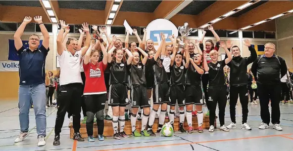  ?? FOTOS (2): KREISJUGEN­DAUSSCHUSS ?? Der Sieger des Voba-Hallen-Cup bei den U17-Juniorinne­n: Die Mannschaft der SV Bedburg-Hau.