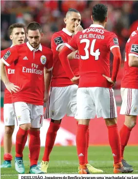  ??  ?? DESILUSÃO. Jogadores do Benfica levaram uma ‘machadada’ na Luz