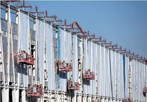  ??  ?? 2018 年2月12日，建设者在雄安市民服务­中心项目现场施工