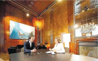 ??  ?? Sebastian Kurz mit Conny Bischofber­ger vor dem türkisen Nitsch in seinem Kanzlerbür­o