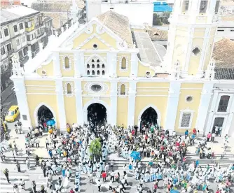  ?? ?? Ocaña: La Catedral de Santa Clara fue el principal escenario para que los fieles devotos lograrán llevar a cabo la celebració­n del Domingo de Ramos.