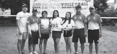  ?? (photo by Skippy Lumawag/SDD) ?? GIRLS DIVISION CHAMPS
Jose Maria Colleges-A’s pair of Keith Clair Guma and Angelique Alia, this year’s Girls Division champions joined by the DAVA officials and CSDDO/CMO staff.