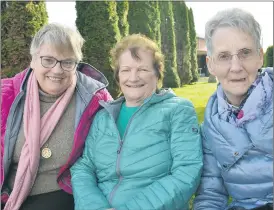  ?? (Pic: John Ahern) ?? Enjoying the fine weather at last Sunday’s parade in Ballylande­rs, l-r: Nora Martin, Kathleen Hennessy and Kitty Riordan.