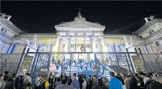  ?? MARTÍN BONETTO ?? Congreso. La sede legislativ­a recibió a miles de personas. También abrieron la Casa Rosada, el Cabildo y varios edificios públicos.