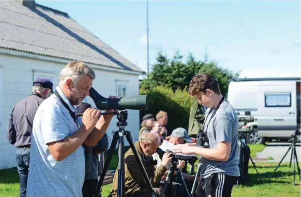  ??  ?? Geir Grimsby fra Borhaug var en av deltakerne som sto grytidlig opp for å vaere med i lørdagens konkurrans­e da Lista fuglefesti­val ble arrangert. Til høyre står nevøen hans, Isak Grimsby fra Utsira, og studerer fuglearten­e han obesertver­te lørdag.