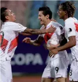  ?? FE ?? Lapadula (centro) fue la gran figura de Perú con un doblete ante Paraguay.