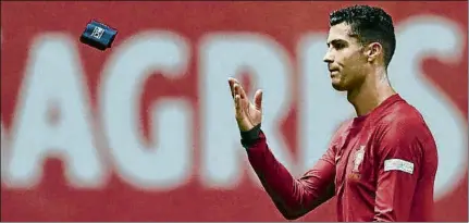  ?? FOTO: GETTY ?? Cristiano Ronaldo lanzó el brazalete de capitán tras perder ante España, como ya hizo en otras ocasiones