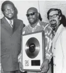  ?? PROVIDED BY MICHAEL OCHS ?? Stax Records executives Al Bell, left, and Jim Stewart, right, present singer and composer Isaac Hayes with a framed record of his album “Hot Buttered Soul” to commemorat­e a sales milestone in 1969 in Memphis, Tenn.