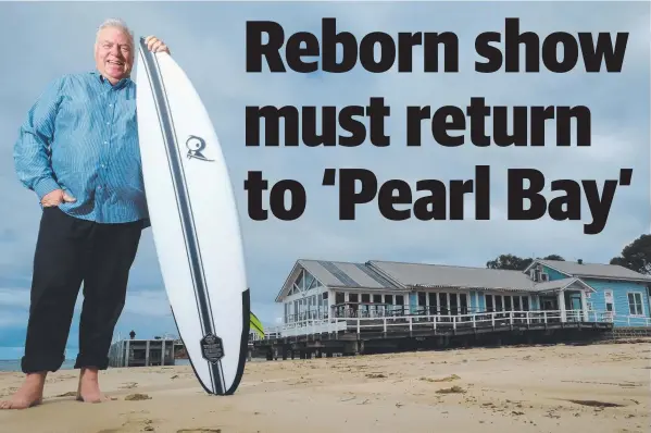  ?? Picture: MARK WILSON ?? COME ON BACK: Geelong and Bellarine Tourism head Roger Grant outside “Diver Dan’s,” which was used in the filming of the original Seachange.