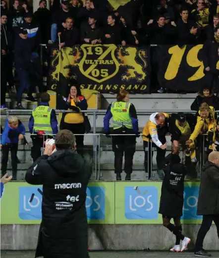  ?? FOTO: NTB SCANPIX ?? Start-spillerne jubler sammen med supportern­e etter seieren mot Sarpsborg i forrige seriekamp.