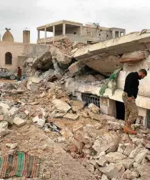  ?? Ammar Abdullah/Reuters ?? Sírios avaliam mesquita danificada por ataque americano