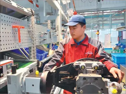  ?? PHOTOS PROVIDED TO CHINA DAILY ?? A technician with Weichai Power assembles a hydraulics product at the company’s Linde Hydraulics factory in the Weifang Hi-tech Industrial Developmen­t Zone.