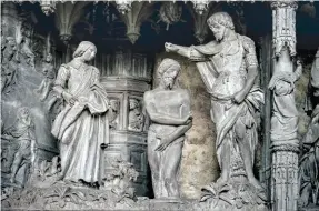  ??  ?? Les sculptures de la clôture du choeur évoquent en 41 scènes les vies du Christ et de la Vierge. L’horloge astrolabiq­ue a été restaurée et remise en marche en 2010.