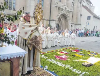  ?? FOTO: JOSEF SCHNEIDER ?? Prozession vor der Sankt Wolfgangsk­irche im vergangene­n Jahr. Solche Menschenan­sammlungen darf es dieses Jahr nicht geben.