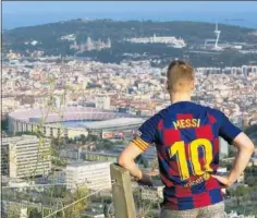  ??  ?? Un seguidor con la camiseta de Messi observa el Camp Nou.