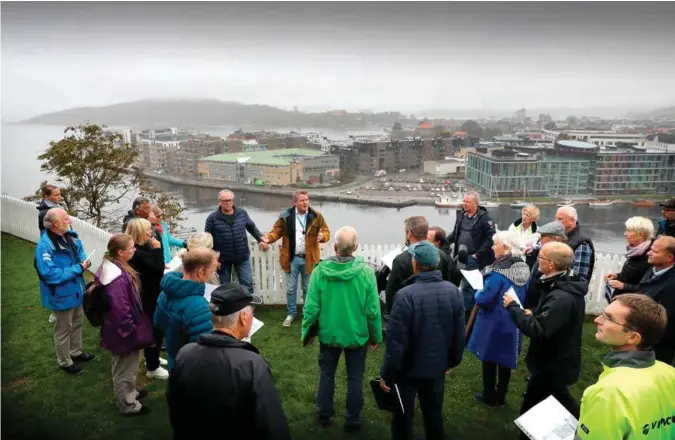  ?? FOTO: KJARTAN BJELLAND ?? Stian Storbukås (Frp), leder av by- og miljøutval­get, har ordet under befaringen i slutten av september. Nå fremmes saken på nytt.