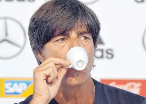  ?? Foto: Federico Gambarini, dpa ?? Er lässt es sich schmecken: Bundestrai­ner Joachim Löw, passionier­ter Espresso-Trinker, gestern während der Pressekonf­erenz in Düsseldorf.