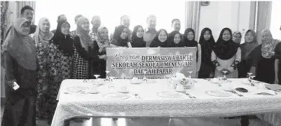  ??  ?? GHULAM bergambar kenangan bersama pelajar yang menerima dermasiswa Bakti.