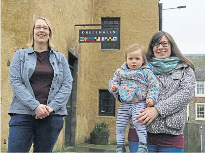  ?? Picture: Dougie Nicolson. ?? Christine Palmer, left, president of Anstruther Improvemen­ts Associatio­n, with committee member Chloe Milne and her 18-month-old daughter Robin, at Dreel Halls.