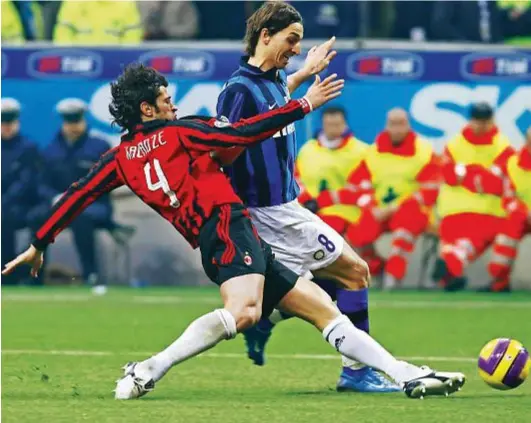  ??  ?? UN VINCENTE Qui sopra, Kaladze contrasta Ibrahimovi­c in un derby a San Siro, era il 23 dicembre 2007. A sinistra, festeggia con la moglie e due dei tre figli i primi dati che confermano la vittoria nelle elezioni per il sindaco di Tbilisi (21 ottobre 2017)