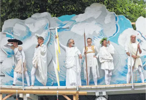  ?? FOTO: HEINZ THUMM ?? Die Götterstat­uen auf dem Dach der griechisch­en Gaststätte „ Olymp“erwachen zum Leben und mischen das Ländle und seine Bewohner richtig auf.