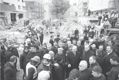  ?? — Gambar Reuters ?? TURUN PADANG: Erdogan dan para pegawainya melawat tempat kejadian runtuhan bangunan pangsapuri di Istanbul, kelmarin.