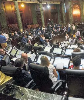  ??  ?? Legislatur­a. Los diputados votan ayer el proyecto de la UniCABA.